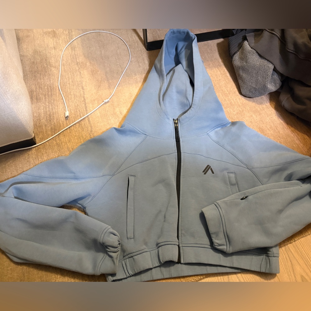 2 Alphalete cropped hoodies - size medium